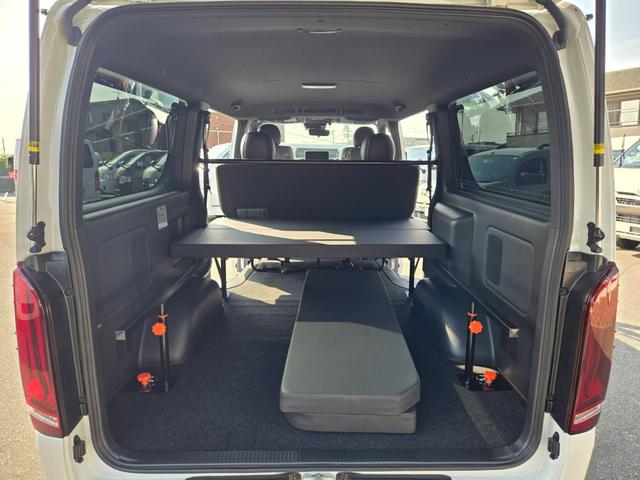 ハイエースバン スーパーＧＬ　ダークプライムＩＩ　未登録新車／４ＷＤ／ＢＩＧ－Ｘ／ＧＲ８Ｃコンソール／ベッド／ＴＲＤＦスポイラー／泥除け／ＲＴタイヤ／パワスラ（60枚目）