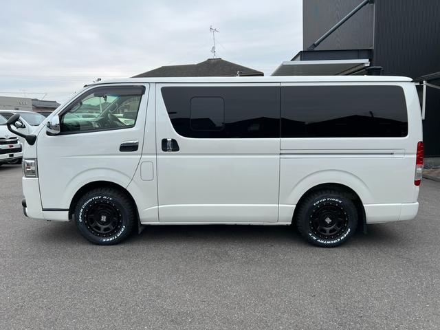 ハイエースバン スーパーＧＬ　ダークプライム　ＴＲＤＦスポイラー／ＴＲＤマッドフラップ／ＸＴＲＥＭＥ－Ｊ１６インチアルミホイール／レザー調シートカバー／（23枚目）