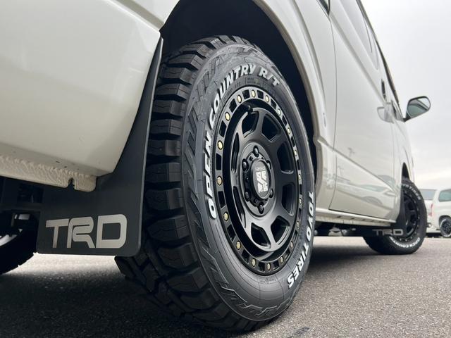 ハイエースバン スーパーＧＬ　ダークプライム　ＴＲＤＦスポイラー／ＴＲＤマッドフラップ／ＸＴＲＥＭＥ－Ｊ１６インチアルミホイール／レザー調シートカバー／（26枚目）