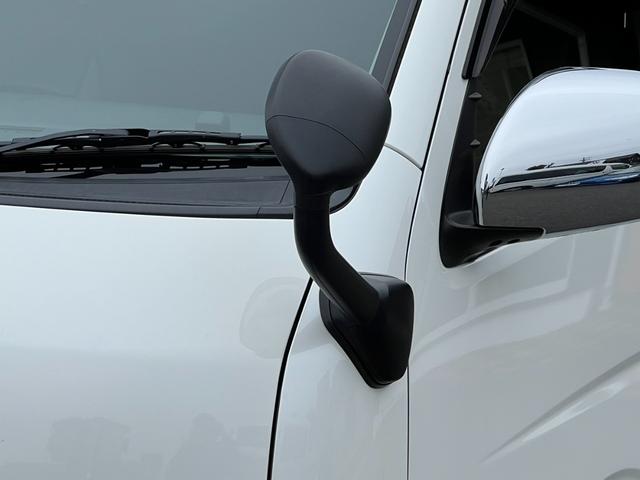 ハイエースバン スーパーＧＬ　ダークプライム　ＴＲＤＦスポイラー／ＴＲＤマッドフラップ／ＸＴＲＥＭＥ－Ｊ１６インチアルミホイール／レザー調シートカバー／（30枚目）