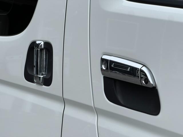 ハイエースバン スーパーＧＬ　ダークプライム　ＴＲＤＦスポイラー／ＴＲＤマッドフラップ／ＸＴＲＥＭＥ－Ｊ１６インチアルミホイール／レザー調シートカバー／（32枚目）