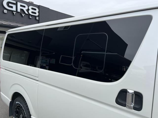 ハイエースバン スーパーＧＬ　ダークプライム　ＴＲＤＦスポイラー／ＴＲＤマッドフラップ／ＸＴＲＥＭＥ－Ｊ１６インチアルミホイール／レザー調シートカバー／（33枚目）