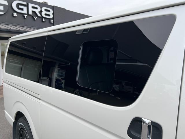 ハイエースバン スーパーＧＬ　ダークプライム　ＴＲＤＦスポイラー／ＴＲＤマッドフラップ／ＸＴＲＥＭＥ－Ｊ１６インチアルミホイール／レザー調シートカバー／（34枚目）