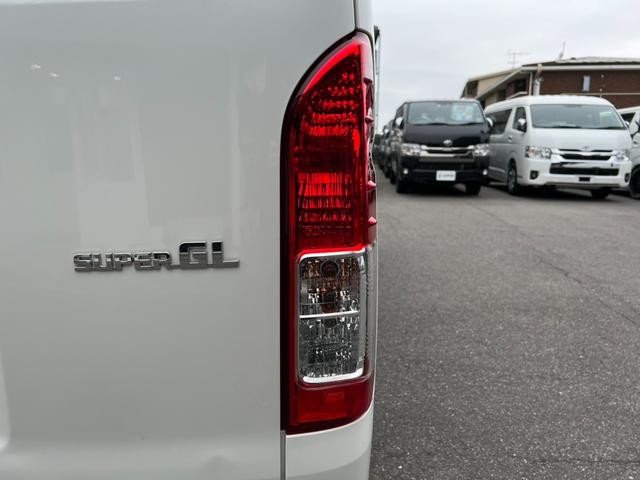 ハイエースバン スーパーＧＬ　ダークプライム　ＴＲＤＦスポイラー／ＴＲＤマッドフラップ／ＸＴＲＥＭＥ－Ｊ１６インチアルミホイール／レザー調シートカバー／（40枚目）