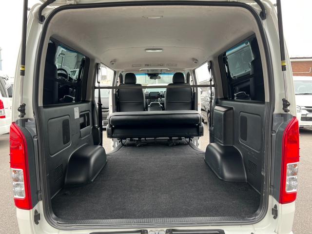 ハイエースバン スーパーＧＬ　ダークプライム　ＴＲＤＦスポイラー／ＴＲＤマッドフラップ／ＸＴＲＥＭＥ－Ｊ１６インチアルミホイール／レザー調シートカバー／（60枚目）