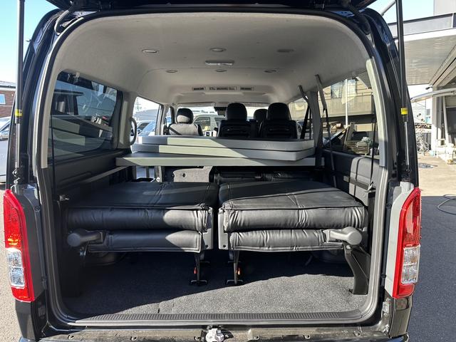 ハイエースワゴン ＧＬ　４列１０人乗り／ＢＩＧ－Ｘ／シートカバー／ベッド／１６インチＡＷ／パノラミックビュー／デジミラ／パワスラ（4枚目）