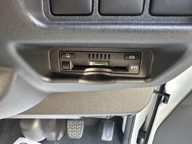 ハイエースバン スーパーＧＬ　ダークプライムＩＩ　ＢＩＧ－ＤＡ／パワ－スライドドア／パノラミックビューモニター／ＴＲＤフロントスポイラー／バルベロ１７インチアルミホイール／ベッドキット（40枚目）