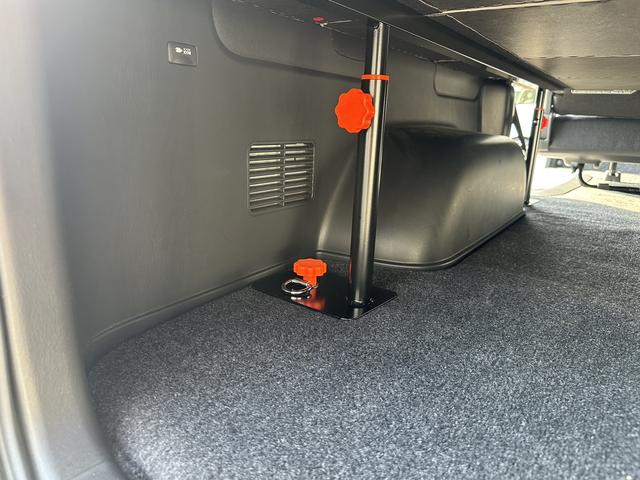 ハイエースバン スーパーＧＬ　ダークプライムＩＩ　ＢＩＧ－ＤＡ／パワ－スライドドア／パノラミックビューモニター／ＴＲＤフロントスポイラー／バルベロ１７インチアルミホイール／ベッドキット（57枚目）