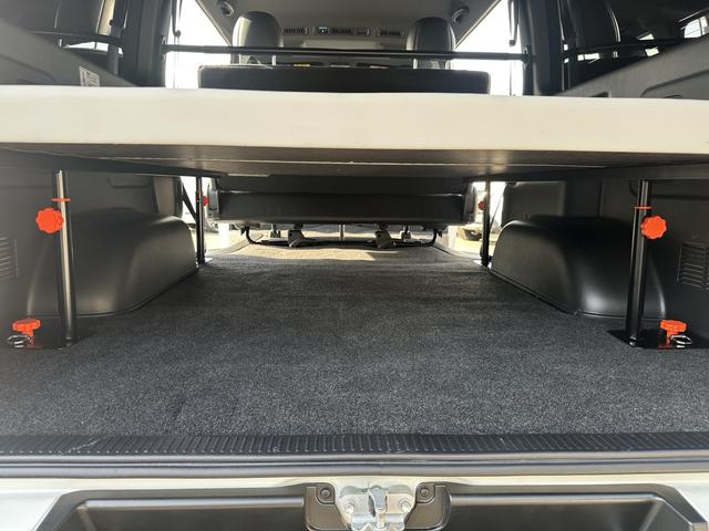 ハイエースバン スーパーＧＬ　ダークプライムＩＩ　ＢＩＧ－ＤＡ／パワ－スライドドア／パノラミックビューモニター／ＴＲＤフロントスポイラー／バルベロ１７インチアルミホイール／ベッドキット（59枚目）