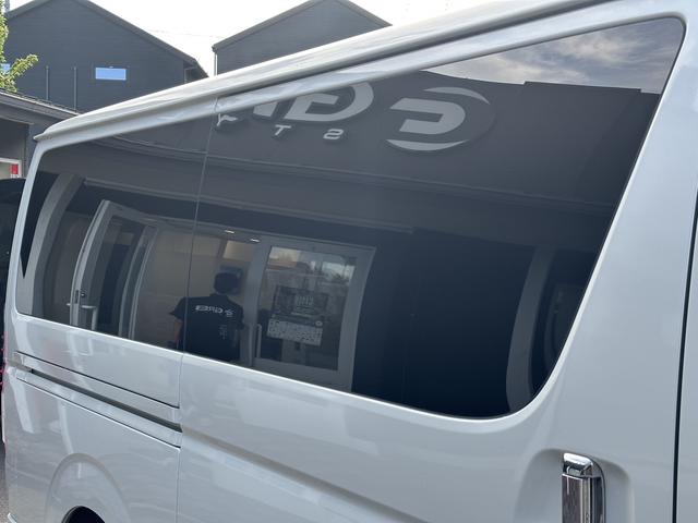 ハイエースバン スーパーＧＬ　ダークプライムＩＩ　ローダウン／ＢＩＧＸナビ／ＲＡＹＳ１６インチアルミホイール／パノラミックビュー／デジミラ／センターコンソール／ベッドキット（30枚目）