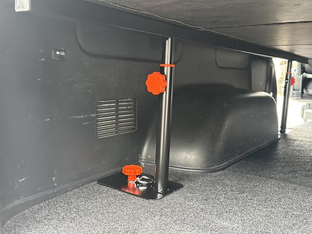 ハイエースバン スーパーＧＬ　ダークプライムＩＩ　ローダウン／ＢＩＧＸナビ／ＲＡＹＳ１６インチアルミホイール／パノラミックビュー／デジミラ／センターコンソール／ベッドキット（57枚目）