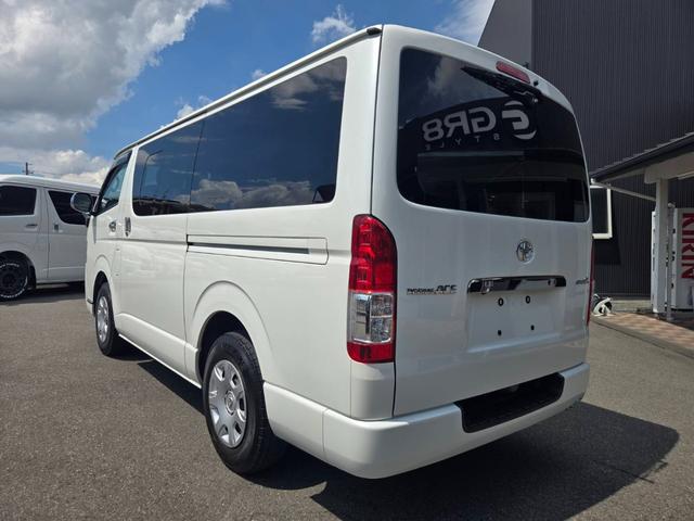 ハイエースバン スーパーGL ダークプライム アルパイン7インチナビ/バックモニター/ETC/スマートキ-/両面スライドドア/AC100V/GR8ベッドキット/LEDヘッドライト/ハーフレザーシート/助手席エアバッグ/純正ドアバイザー(12枚目)