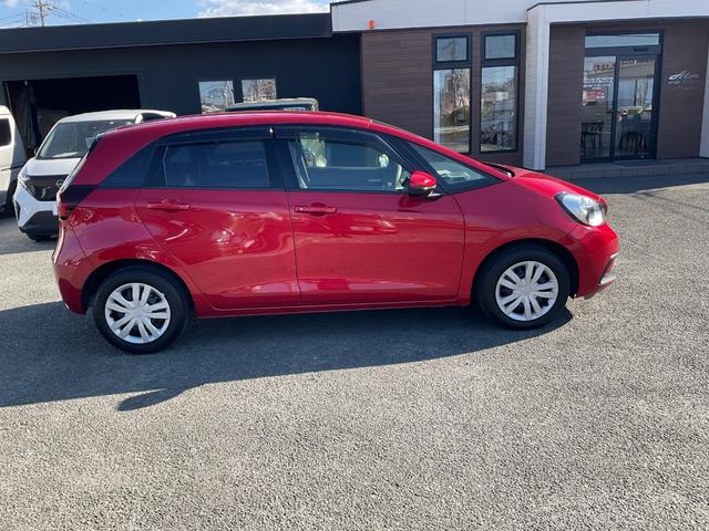 フィット ベーシック　メモリーナビ　バックカメラ　障害物センサー　クルーズコントロール　Ｂｌｕｅｔｏｏｔｈ　ＣＤ　布ハンドル　衝突被害軽減ブレーキ（4枚目）