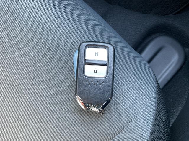 フィット ベーシック　メモリーナビ　バックカメラ　障害物センサー　クルーズコントロール　Ｂｌｕｅｔｏｏｔｈ　ＣＤ　布ハンドル　衝突被害軽減ブレーキ（20枚目）