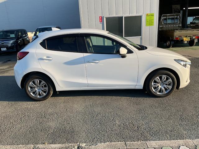 デミオ １５Ｓ　メモリーナビ　ＥＴＣ　障害物センサー　Ｂｌｕｅｔｏｏｔｈ　衝突被害軽減ブレーキ　布ハンドル　アイドリングストップ　プライバシーガラス（4枚目）