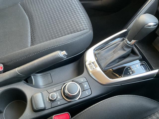 デミオ １５Ｓ　メモリーナビ　ＥＴＣ　障害物センサー　Ｂｌｕｅｔｏｏｔｈ　衝突被害軽減ブレーキ　布ハンドル　アイドリングストップ　プライバシーガラス（11枚目）