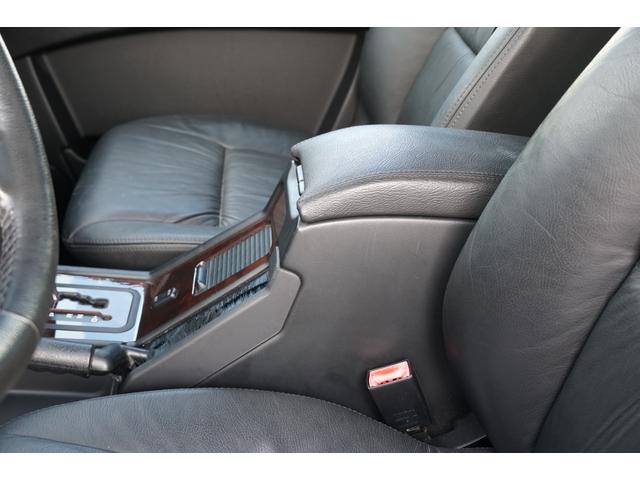 Ｇクラス Ｇ３２０Ｌ　フロント、リア、オーバーフェンダー、ホイールマットブラック塗装　正規ディーラー　左ハンドル　サンルーフ　ブラックレザー　パワーシート　社外ナビ　バックカメラ　フルセグＴＶ　ＥＴＣ　ヘッドライトガード（31枚目）