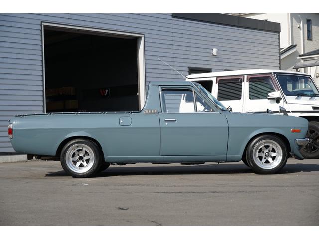 サニートラック ロングDX 5速ミッション 全塗装 ローダウン リアエアサス コブラシート 丸目フェイス ナルディステアリング CDデッキ ETC エアコン 社外14AW(9枚目)