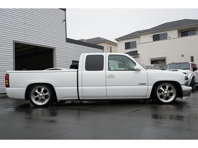 シボレーシルバラード 　１９９９ｙモデル　新車並行　ＬＳエクステンドキャブ　ＢＵＤＮＩＫ２０インチアルミ　ＢＵＤＮＩＫステアリング　ローダウン　新品社外ヘッド　ハードトノカバー　ＥＴＣ　バックカメラ　６人乗り（9枚目）