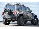 ジープ・ラングラーアンリミテッド サハラ　ＦＯＸショックアブソーバー　リフトアップ　ＢＬＡＣＫＲＨＩＮＯ２０インチＡＷ　ＭＡＧＮＡＦＬＯＷマフラー　ＮＩＴＴＯ　ＧＲＡＰＰＬＥＲ３７タイヤ　Ｓｍｉｔｔｙｂｉｌｔウィンチ＆ラック　社外Ｆ＆Ｒバンパ（7枚目）