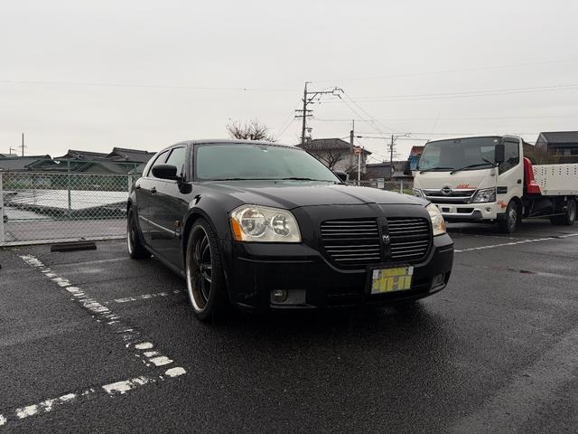 ダッジ・マグナム ＲＴ　ＨＥＭＩ　Ｖ８　５７００ｃｃ　サンルーフ　左Ｈ　２００５年モデル　新車並行　３ナンバー（3枚目）