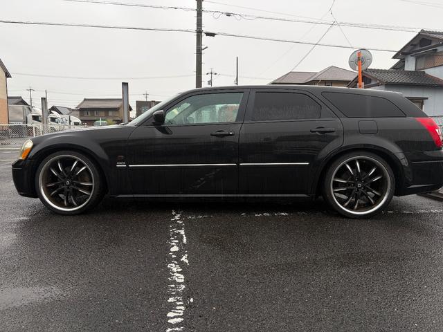 ダッジ・マグナム ＲＴ　ＨＥＭＩ　Ｖ８　５７００ｃｃ　サンルーフ　左Ｈ　２００５年モデル　新車並行　３ナンバー（5枚目）