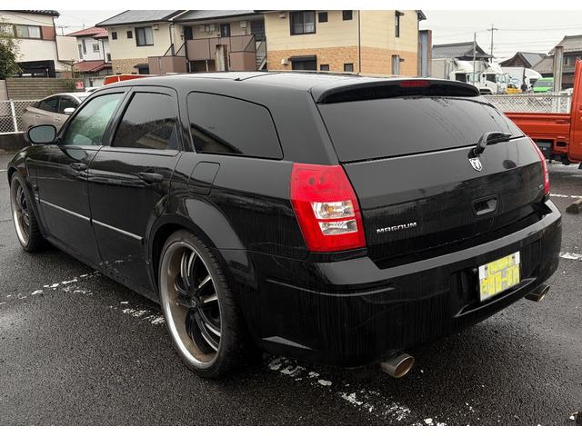 ダッジ・マグナム ＲＴ　ＨＥＭＩ　Ｖ８　５７００ｃｃ　サンルーフ　左Ｈ　２００５年モデル　新車並行　３ナンバー（6枚目）