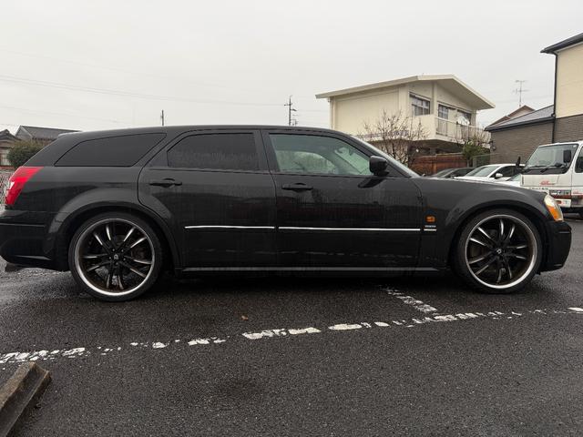 ダッジ・マグナム ＲＴ　ＨＥＭＩ　Ｖ８　５７００ｃｃ　サンルーフ　左Ｈ　２００５年モデル　新車並行　３ナンバー（9枚目）