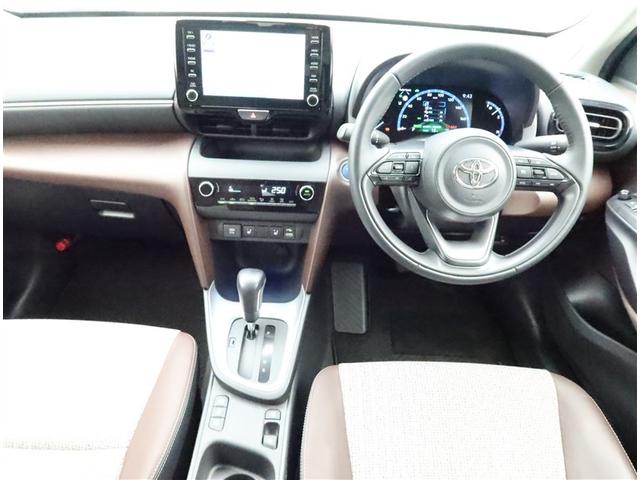 ヤリスクロス ハイブリッドＺ　ナビＢモニター　ドラレコ　ミュージックプレイヤー接続可衝突被害軽減システム　ＥＴＣ　電動シート　スマートキー　ＬＥＤ　クルコン　リヤワイパー　クリアランスソナー　シートヒーター　オートライト１オーナー（5枚目）