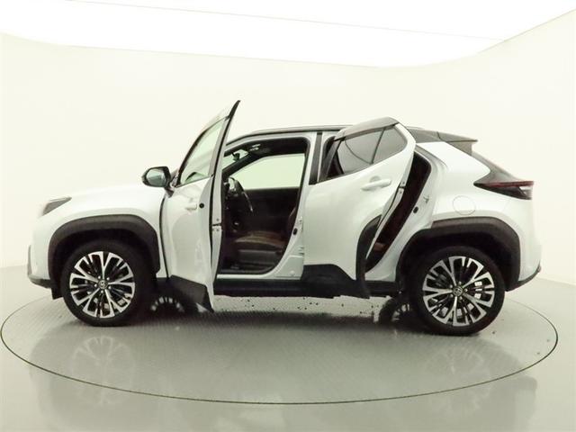 ヤリスクロス ハイブリッドＺ　アドベンチャー　ＤＡフルセグ　全方位モニター　衝突被害軽減システム　ＥＴＣ　電動シート　スマートキー　ＦＯＧ　クルコン　サイドバイザー　クリアランスソナー　シートヒーター　パワーバックドア　オートライト　ワンオーナー（2枚目）