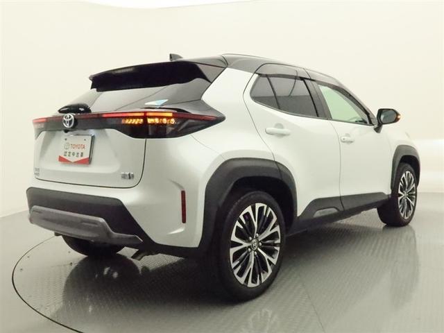 ヤリスクロス ハイブリッドＺ　アドベンチャー　ＤＡフルセグ　全方位モニター　衝突被害軽減システム　ＥＴＣ　電動シート　スマートキー　ＦＯＧ　クルコン　サイドバイザー　クリアランスソナー　シートヒーター　パワーバックドア　オートライト　ワンオーナー（3枚目）