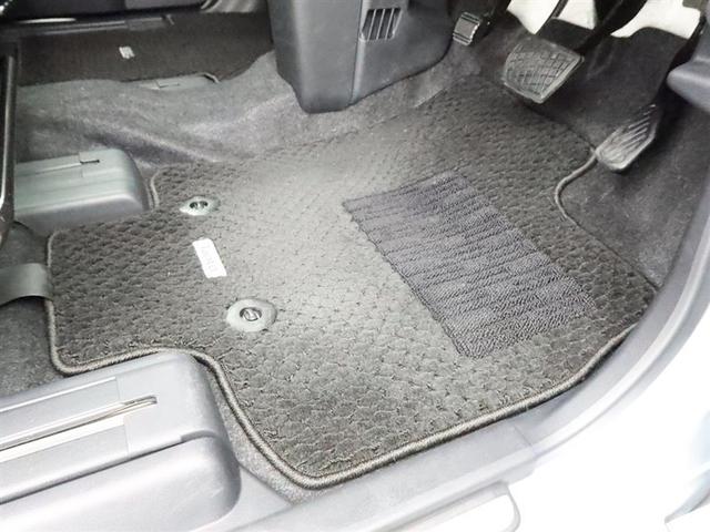 フロアマットも綺麗にクリーニングされています。尚、臭い・汚れ等には個人差がございますので、必ず現車確認下さいませ。