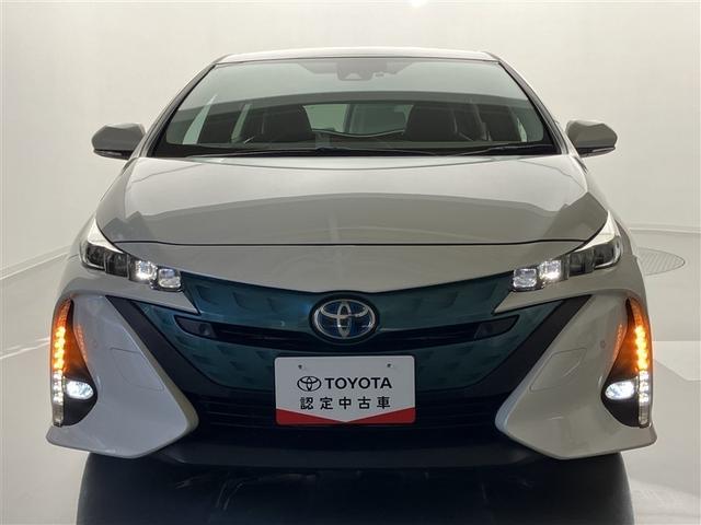 ＬＥＤヘッドランプは、白く明るい光で夜間走行の安心を高め、低消費電力で低燃費にも貢献します。バルブ寿命も長いので安心ですね！