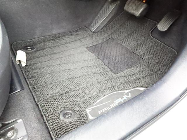 フロアマットも綺麗にクリーニングされています。尚、臭い・汚れ等には個人差がございますので、必ず現車確認下さいませ。
