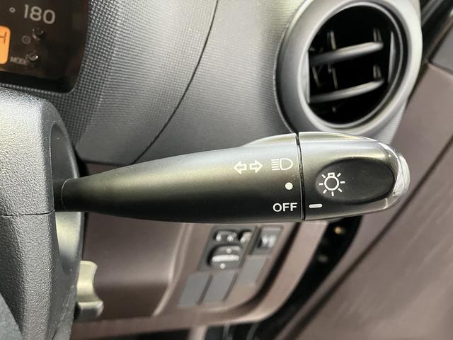 パッソ Ｘ　クツロギ　スマートキー　電動格納ミラー　ＣＶＴ　盗難防止システム　衝突安全ボディ　ベンチシート　ＡＢＳ　ＣＤ　エアコン　パワーステアリング　パワーウィンドウ（11枚目）