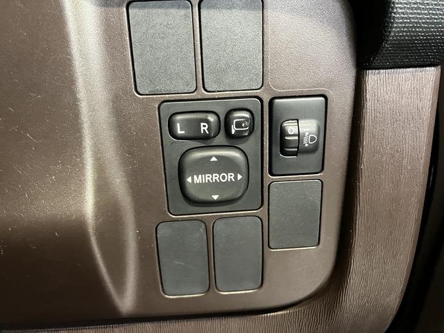 パッソ Ｘ　クツロギ　スマートキー　電動格納ミラー　ＣＶＴ　盗難防止システム　衝突安全ボディ　ベンチシート　ＡＢＳ　ＣＤ　エアコン　パワーステアリング　パワーウィンドウ（12枚目）