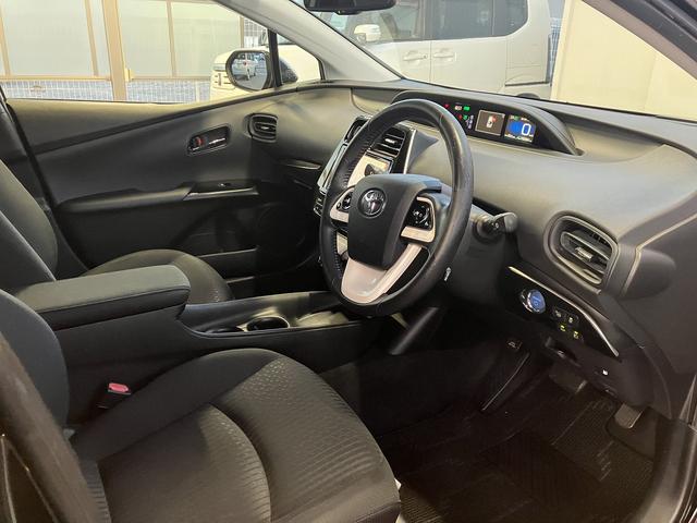 プリウス Ｓセーフティプラス　クリアランスソナー　レーンアシスト　オートクルーズコントロール　パークアシスト　衝突被害軽減システム　バックカメラ　ナビ　ＴＶ　アルミホイール　オートマチックハイビーム　オートライト（35枚目）