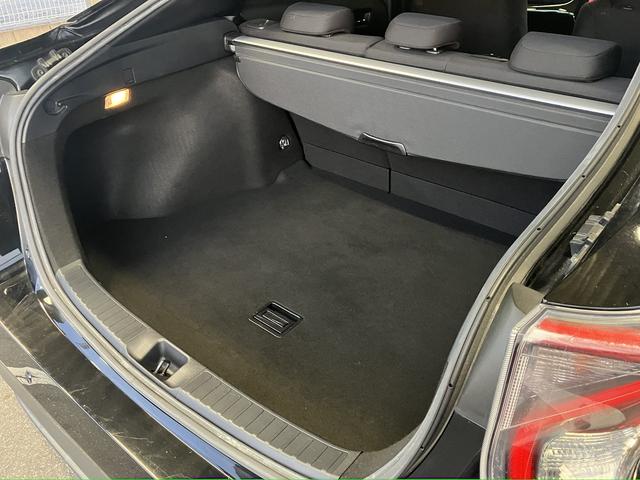 プリウス Ｓセーフティプラス　クリアランスソナー　レーンアシスト　オートクルーズコントロール　パークアシスト　衝突被害軽減システム　バックカメラ　ナビ　ＴＶ　アルミホイール　オートマチックハイビーム　オートライト（47枚目）