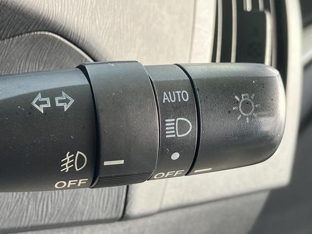 プリウス Ｓツーリングセレクション・Ｇ’ｓ　ＥＴＣ　バックカメラ　ナビ　ＴＶ　アルミホイール　オートライト　ＨＩＤ　ＣＶＴ　スマートキー　電動格納ミラー　盗難防止システム　Ｂｌｕｅｔｏｏｔｈ　衝突安全ボディ　ＡＢＳ　エアコン　パワーステアリング（12枚目）