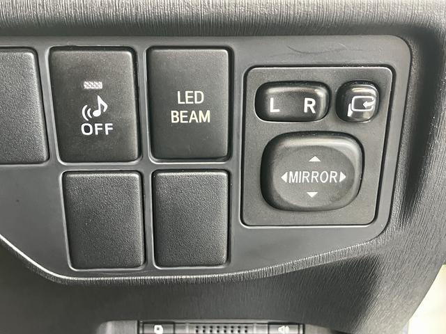 プリウス Ｓツーリングセレクション・Ｇ’ｓ　ＥＴＣ　バックカメラ　ナビ　ＴＶ　アルミホイール　オートライト　ＨＩＤ　ＣＶＴ　スマートキー　電動格納ミラー　盗難防止システム　Ｂｌｕｅｔｏｏｔｈ　衝突安全ボディ　ＡＢＳ　エアコン　パワーステアリング（13枚目）