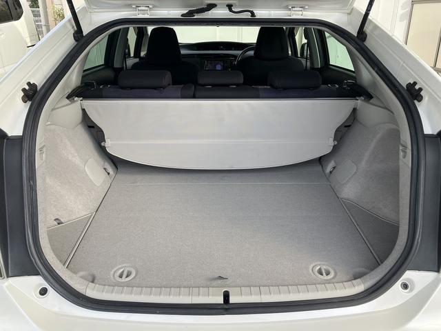プリウス Ｓツーリングセレクション・Ｇ’ｓ　ＥＴＣ　バックカメラ　ナビ　ＴＶ　アルミホイール　オートライト　ＨＩＤ　ＣＶＴ　スマートキー　電動格納ミラー　盗難防止システム　Ｂｌｕｅｔｏｏｔｈ　衝突安全ボディ　ＡＢＳ　エアコン　パワーステアリング（22枚目）