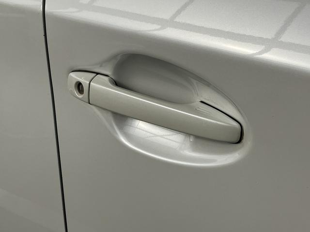 プリウス Ｓツーリングセレクション・Ｇ’ｓ　ＥＴＣ　バックカメラ　ナビ　ＴＶ　アルミホイール　オートライト　ＨＩＤ　ＣＶＴ　スマートキー　電動格納ミラー　盗難防止システム　Ｂｌｕｅｔｏｏｔｈ　衝突安全ボディ　ＡＢＳ　エアコン　パワーステアリング（31枚目）