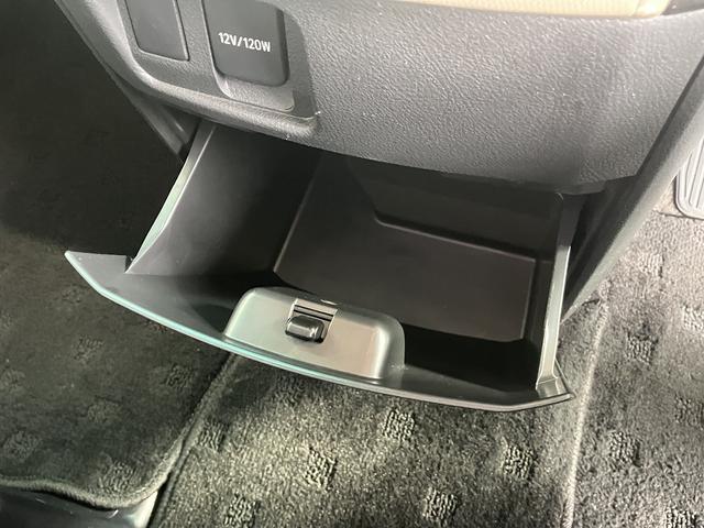 ヴェルファイア ２．４Ｚ　ゴールデンアイズＩＩ　ＥＴＣ　バックカメラ　ナビ　ＴＶ　クリアランスソナー　オートクルーズコントロール　両側電動スライドドア　オートライト　ＨＩＤ　電動リアゲート　スマートキー　電動格納ミラー　３列シート　オットマン（40枚目）