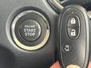 付いてて便利!とても人気の高い装備のスマートキーシステム。キーを携帯しているだけで、ドアロックの開閉並びにエンジンの始動が可能な装備です。プッシュスタートですのでエンジンの始動もボタンを押すだけです