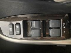 運転席側の操作ボタンはこのようになっております。全ての窓がＡＵＴＯモードなので、ボタン一つの操作ですみますね。 5