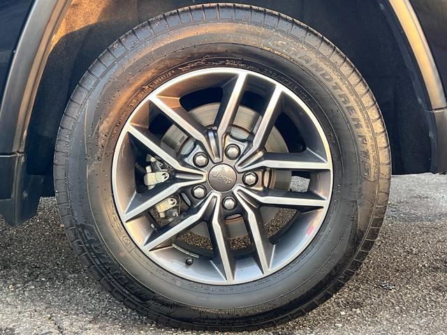 ジープ・グランドチェロキー リミテッド　Ｕコネクトナビ・フルセグＴＶ・バックカメラ・Ｂｌｕｅｔｏｏｔｈ対応・黒革シート・ヒーター・ベンチレーション・後席シートヒーター・ステアリングヒーター・アダプティブクルーズコントロール・ＥＴＣ２．０（13枚目）