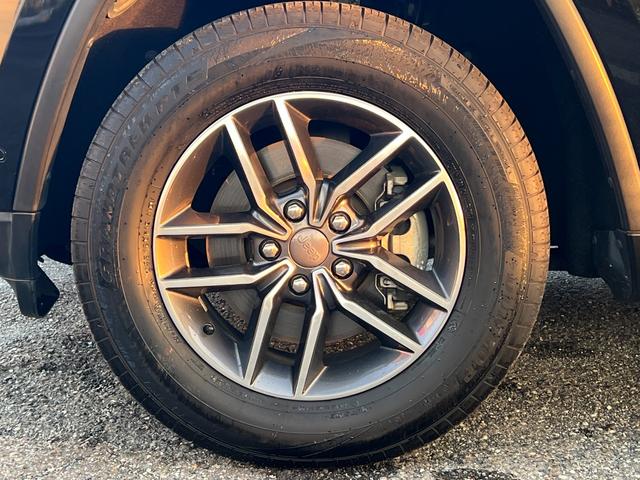 ジープ・グランドチェロキー リミテッド　Ｕコネクトナビ・フルセグＴＶ・バックカメラ・Ｂｌｕｅｔｏｏｔｈ対応・黒革シート・ヒーター・ベンチレーション・後席シートヒーター・ステアリングヒーター・アダプティブクルーズコントロール・ＥＴＣ２．０（14枚目）