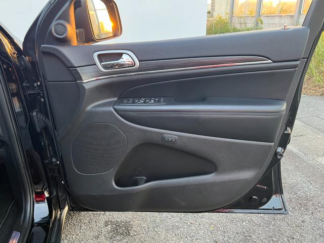 ジープ・グランドチェロキー リミテッド　Ｕコネクトナビ・フルセグＴＶ・バックカメラ・Ｂｌｕｅｔｏｏｔｈ対応・黒革シート・ヒーター・ベンチレーション・後席シートヒーター・ステアリングヒーター・アダプティブクルーズコントロール・ＥＴＣ２．０（30枚目）