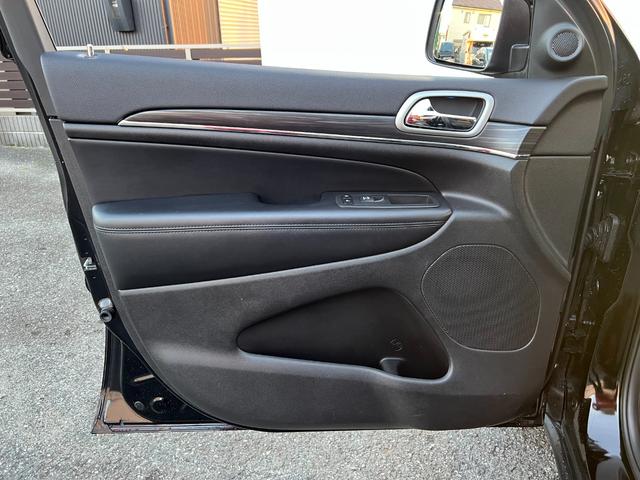 ジープ・グランドチェロキー リミテッド　Ｕコネクトナビ・フルセグＴＶ・バックカメラ・Ｂｌｕｅｔｏｏｔｈ対応・黒革シート・ヒーター・ベンチレーション・後席シートヒーター・ステアリングヒーター・アダプティブクルーズコントロール・ＥＴＣ２．０（32枚目）