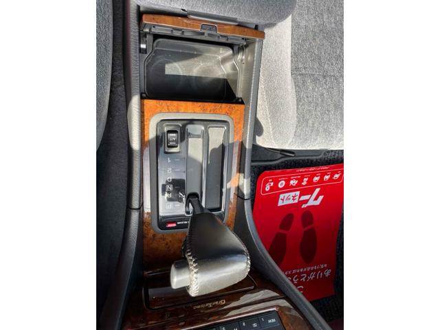 グロリア グランツーリスモＳＶ　車検整備付　ＥＮＫＩ１７インチアルミホイル　リアスポイラー　ＥＴＣ　オービスレーダー　オートライト　ＡＴ　パワーシート　ＣＤ　カセット　オートエアコン　パワーステアリング　パワーウィンドウ（9枚目）